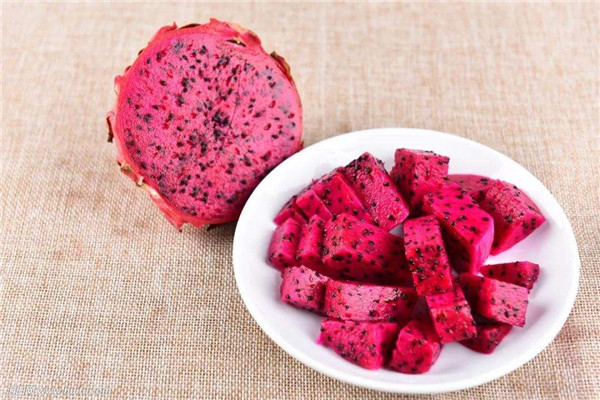红心火龙果的功效和食用禁忌 排毒美颜减肥(孕妇不能吃)