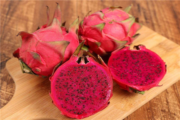 红心火龙果的功效和食用禁忌 排毒美颜减肥(孕妇不能吃)