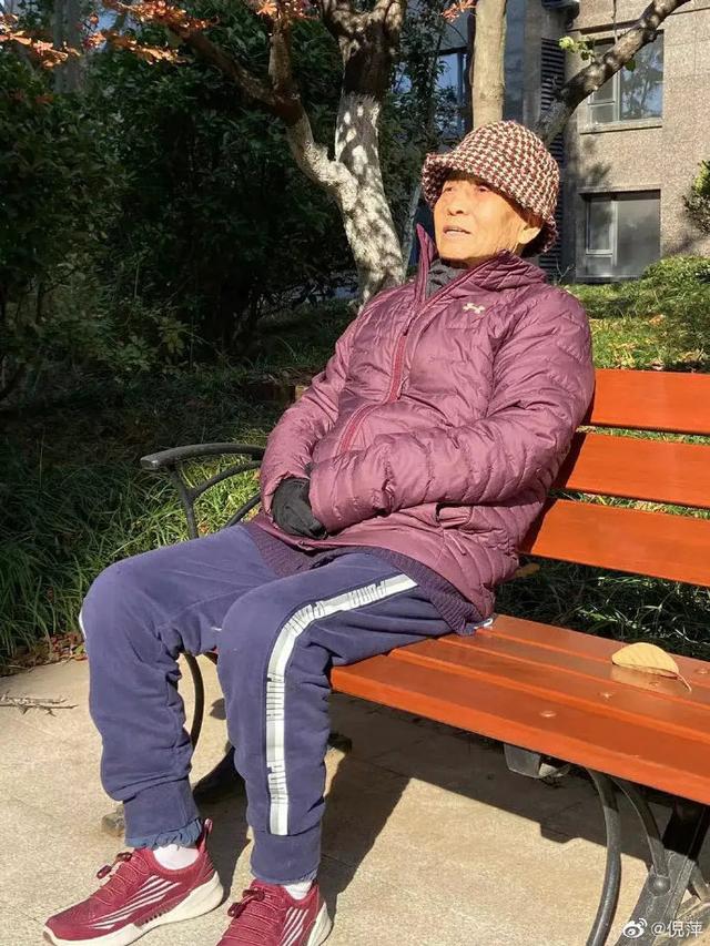 倪萍个人资料简介及家庭背景（倪萍晒与90岁母亲的近照）(2)