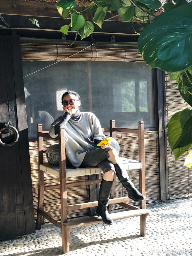 徐晴个人资料简介（51岁许晴真放得开穿抹胸裙还有）(10)