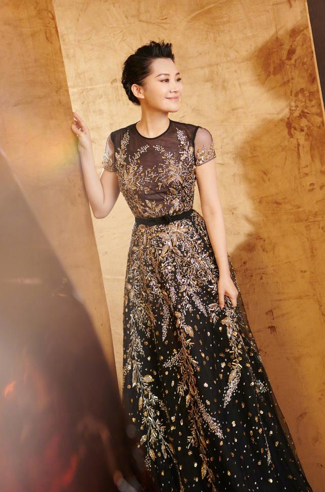 徐晴个人资料简介（51岁许晴真放得开穿抹胸裙还有）(8)