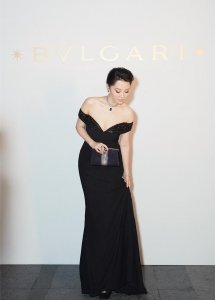 ​徐晴个人资料简介（51岁许晴真放得开穿抹胸裙还有）