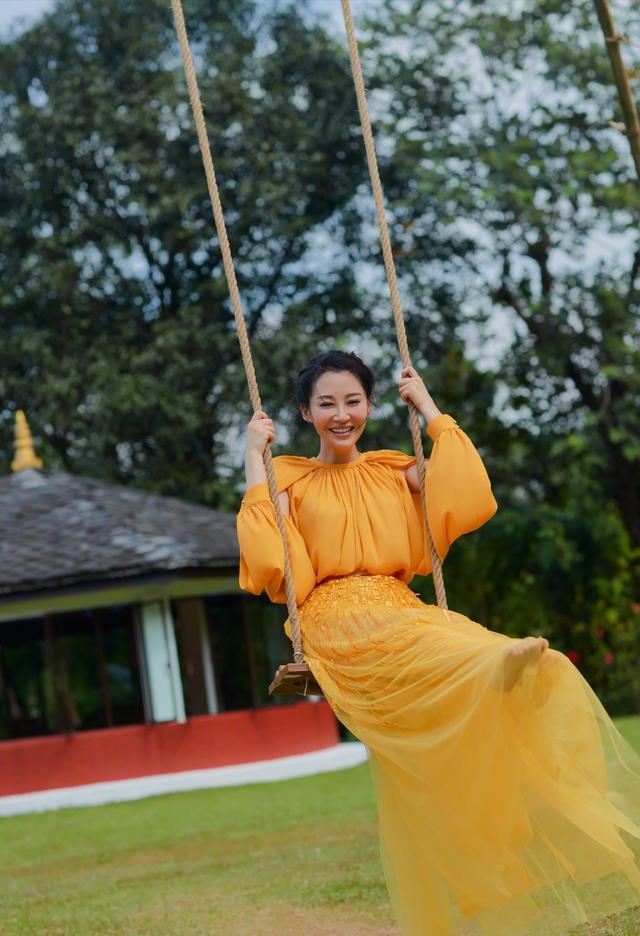 徐晴个人资料简介（51岁许晴真放得开穿抹胸裙还有）(7)