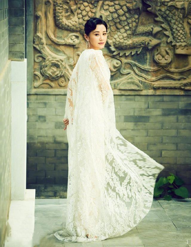 徐晴个人资料简介（51岁许晴真放得开穿抹胸裙还有）(6)