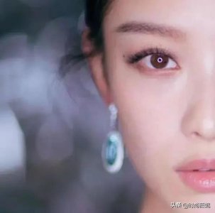 ​杨幂红裙泪痣（杨幂点了一颗泪痣好有风情）