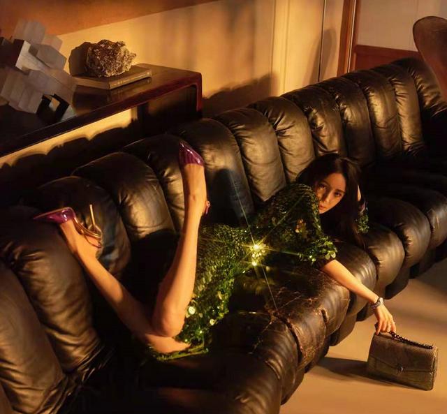 杨幂米兰单肩裙(杨幂超模风大片火了)(5)