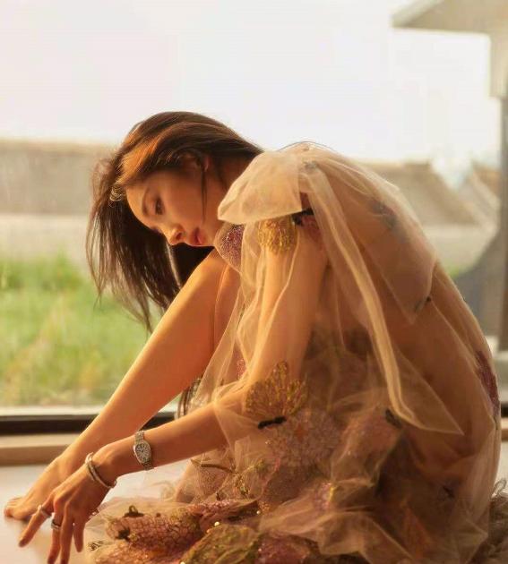 杨幂米兰单肩裙(杨幂超模风大片火了)(3)