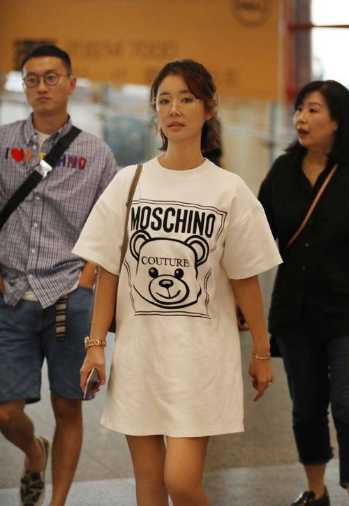 44岁的林心如穿搭(林心如剪短发显年轻)