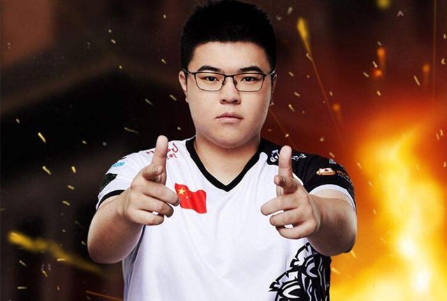 蜜蜂仔和韦神打比赛（韦神领证后女友被粉丝追问何时办婚礼）(2)