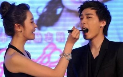 ​小鲜肉李易峰疑恋林允儿（李易峰相恋8年的女友）