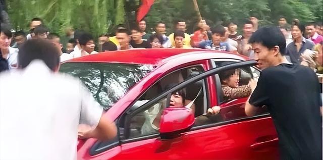 四大金刚砸车(手持U型锁猛砸日系车并重伤车主的青年蔡洋)(15)