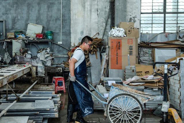 四大金刚砸车(手持U型锁猛砸日系车并重伤车主的青年蔡洋)(4)