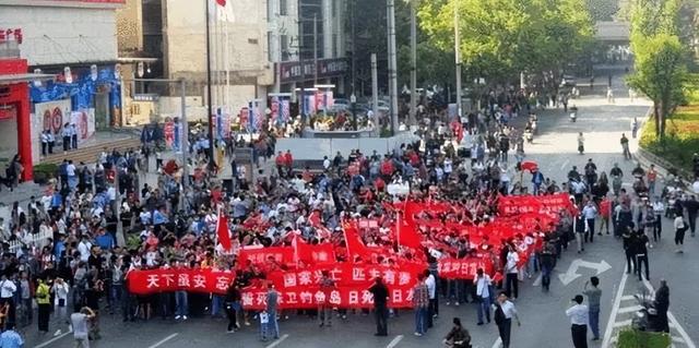 四大金刚砸车(手持U型锁猛砸日系车并重伤车主的青年蔡洋)(7)