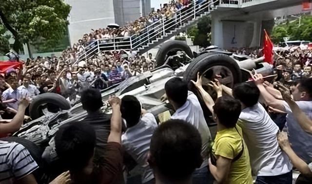 四大金刚砸车(手持U型锁猛砸日系车并重伤车主的青年蔡洋)(9)