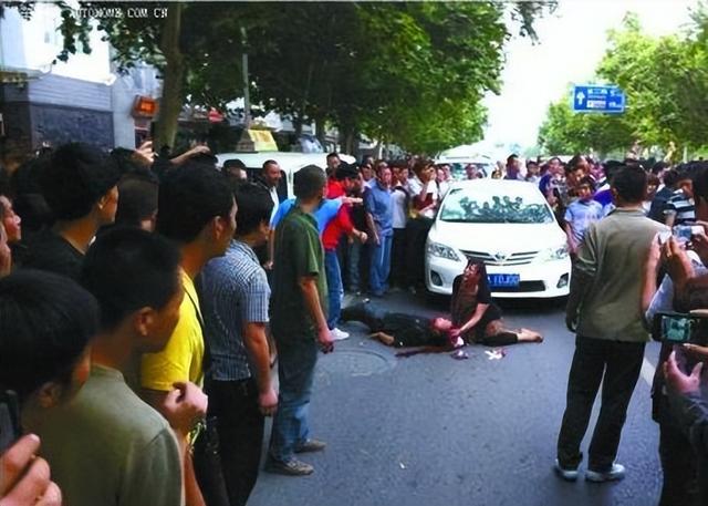 四大金刚砸车(手持U型锁猛砸日系车并重伤车主的青年蔡洋)(11)