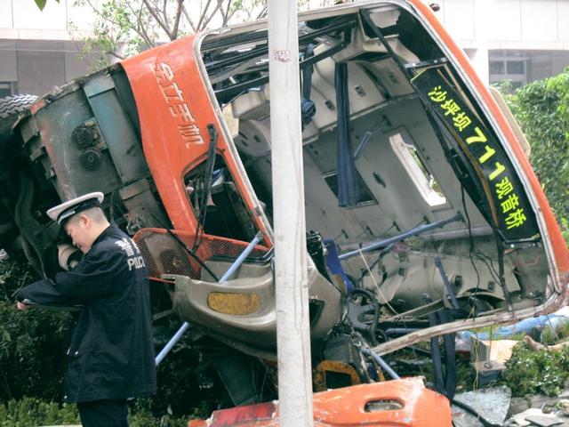 10.28重庆公交车坠江幸存（公交车坠江30人集体丧命）(4)