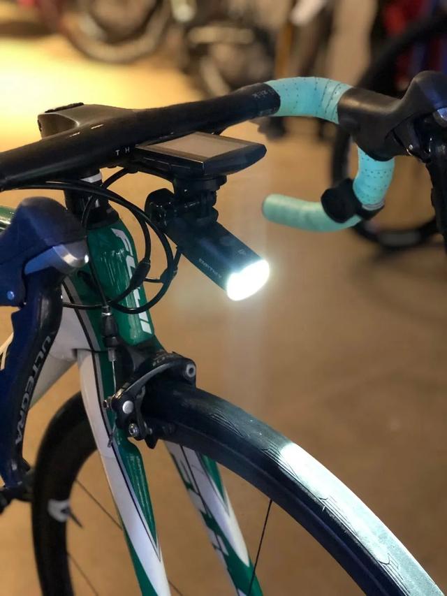 如何选购车灯灯泡（车灯手电选购车灯的五大误区）(6)