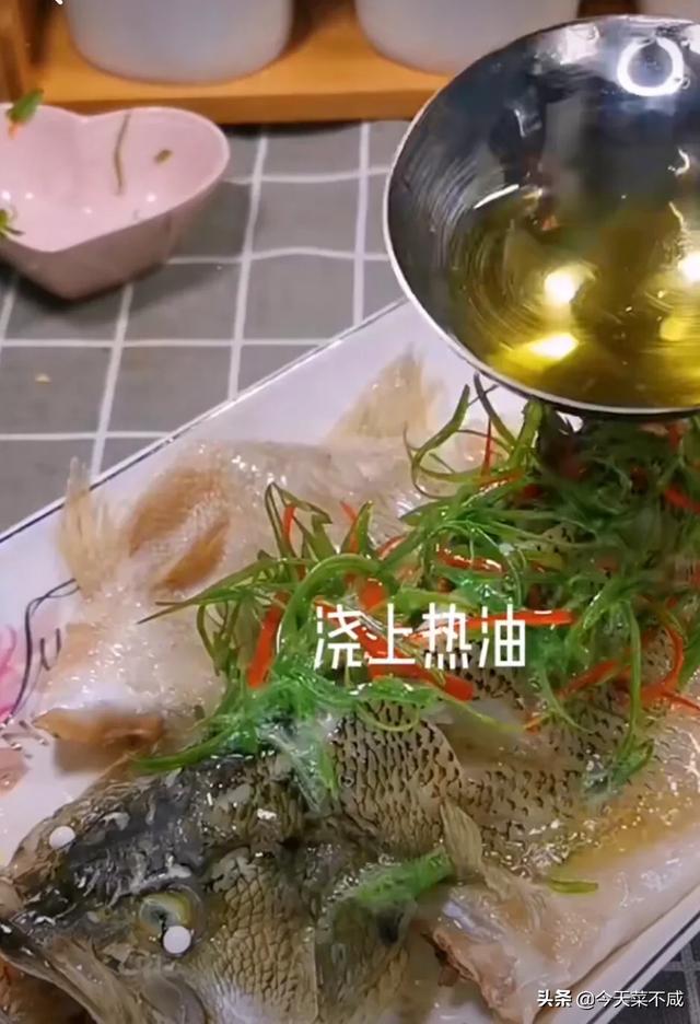 家常清蒸鲈鱼正确做法(你只需做对这6个步骤)(11)