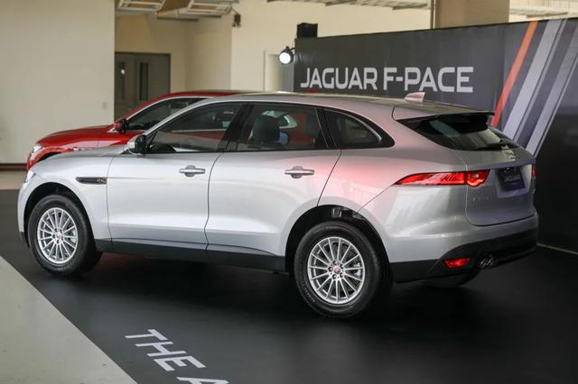 被挂车顶怒砸宝马后续(80万豪车瞬间被砸扁)(2)