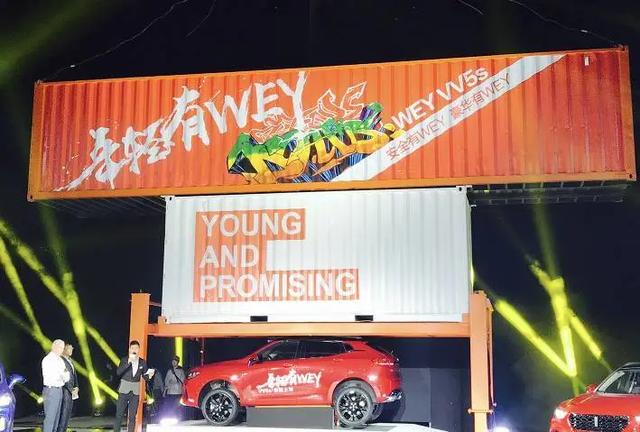 被挂车顶怒砸宝马后续(80万豪车瞬间被砸扁)(10)