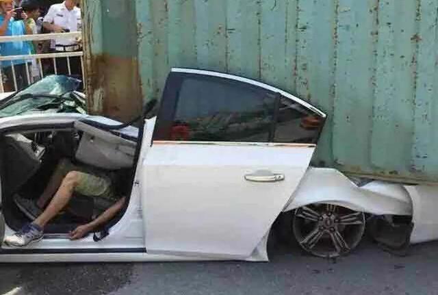 被挂车顶怒砸宝马后续(80万豪车瞬间被砸扁)(6)