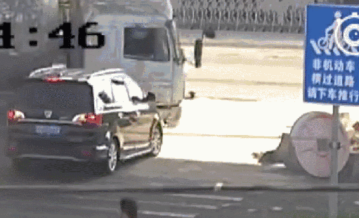 被挂车顶怒砸宝马后续(80万豪车瞬间被砸扁)(13)