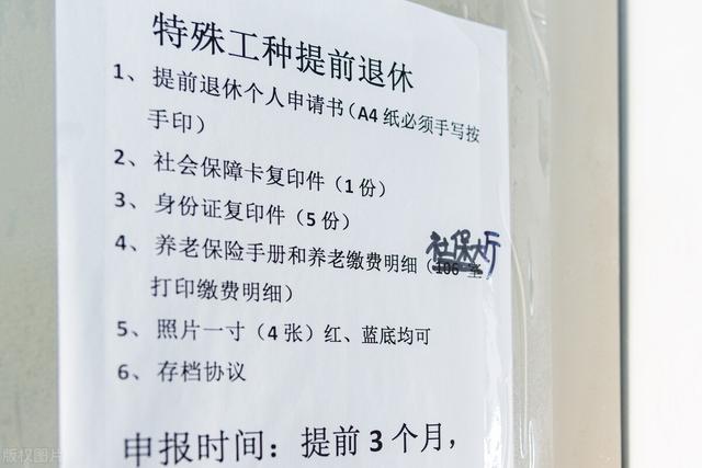 上海公交车坠河司机被困(上海坠河公交司机59岁)(4)