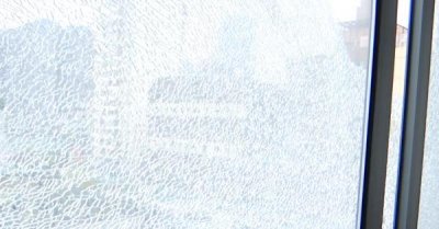 ​窗户被弹珠打破物业管吗（贵阳一小区的窗户频繁被枪击碎）