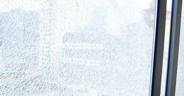 窗户被弹珠打破物业管吗(贵阳一小区的窗户频繁被枪击碎)(1)