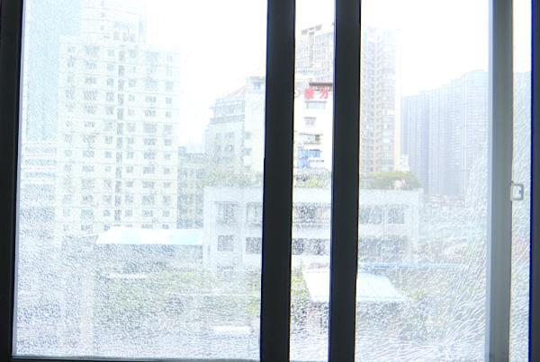 窗户被弹珠打破物业管吗(贵阳一小区的窗户频繁被枪击碎)(5)