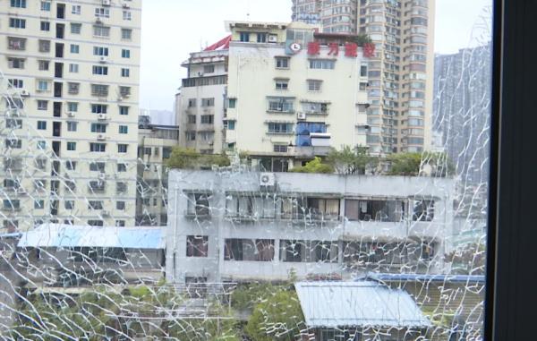 窗户被弹珠打破物业管吗(贵阳一小区的窗户频繁被枪击碎)(8)