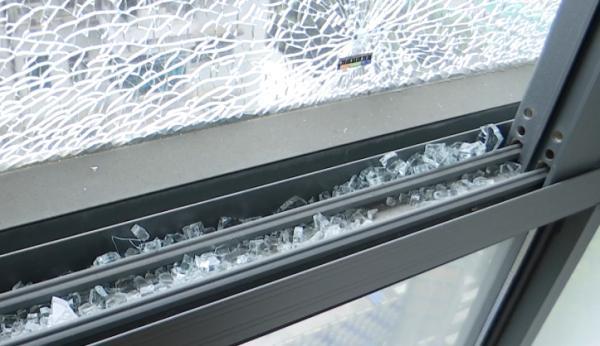 窗户被弹珠打破物业管吗(贵阳一小区的窗户频繁被枪击碎)(2)