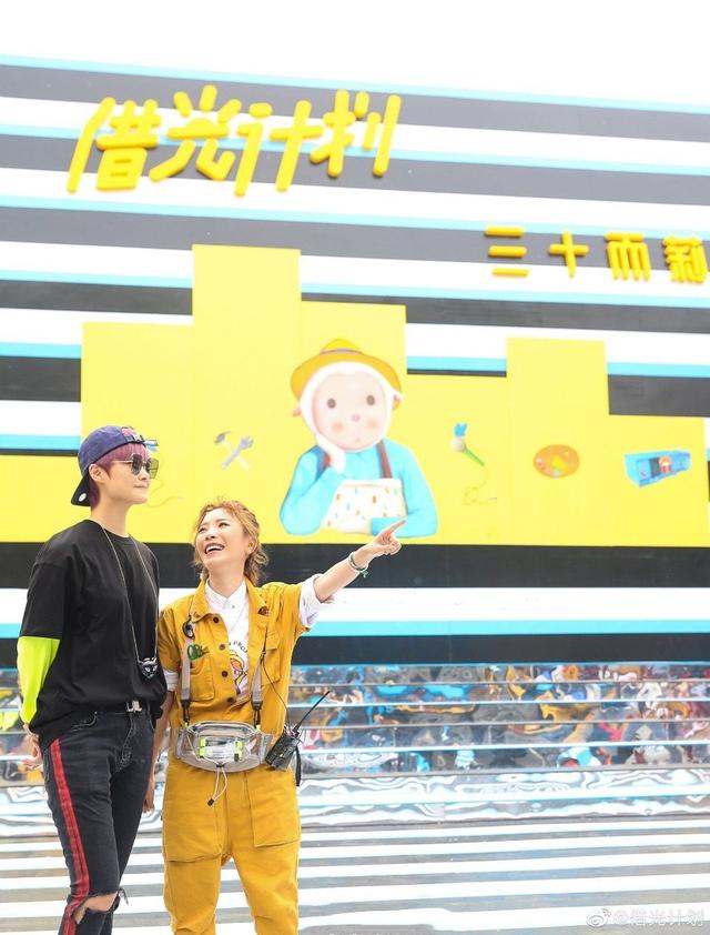 李宇春周笔畅张靓颖出道后同台(李宇春张靓颖周笔畅何洁罕见同框引回忆杀)(2)