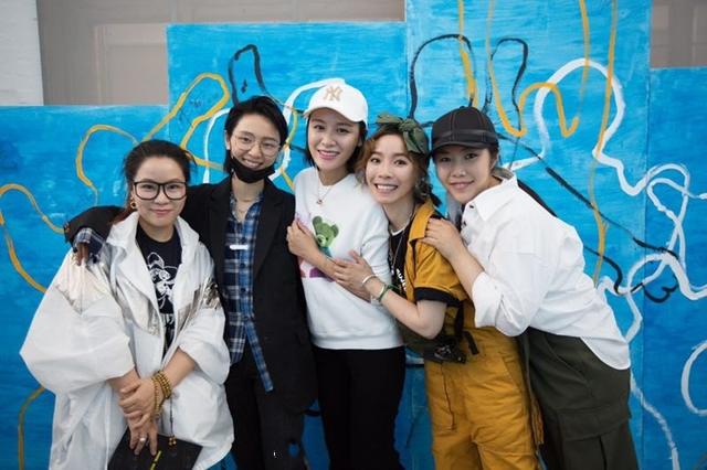 李宇春周笔畅张靓颖出道后同台(李宇春张靓颖周笔畅何洁罕见同框引回忆杀)(6)