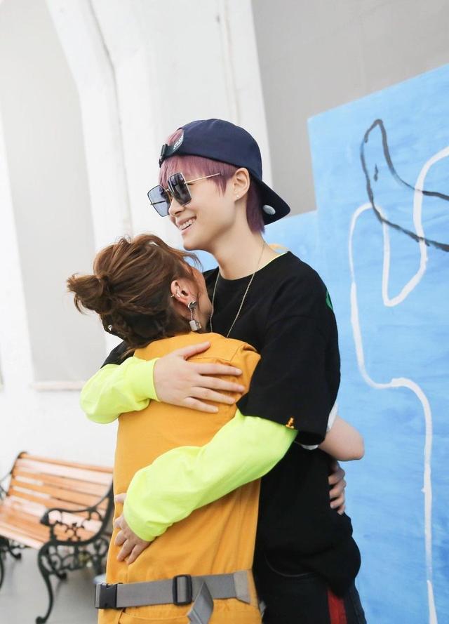 李宇春周笔畅张靓颖出道后同台(李宇春张靓颖周笔畅何洁罕见同框引回忆杀)(3)