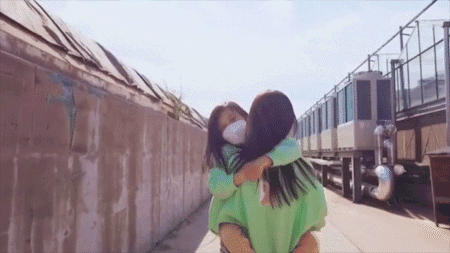 李小璐晒亲子照(李小璐520抱女儿出行)(4)