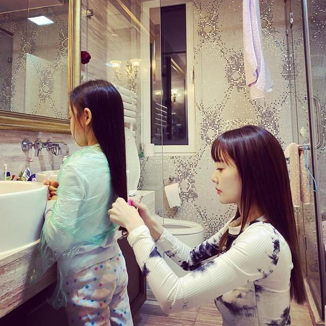 李小璐晒亲子照(李小璐520抱女儿出行)(14)