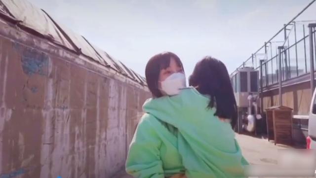 李小璐晒亲子照(李小璐520抱女儿出行)(6)