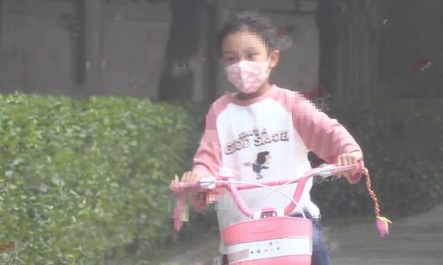 李小璐晒亲子照(李小璐520抱女儿出行)(10)