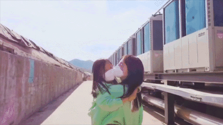 李小璐晒亲子照(李小璐520抱女儿出行)(8)