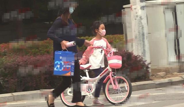 李小璐晒亲子照(李小璐520抱女儿出行)(9)