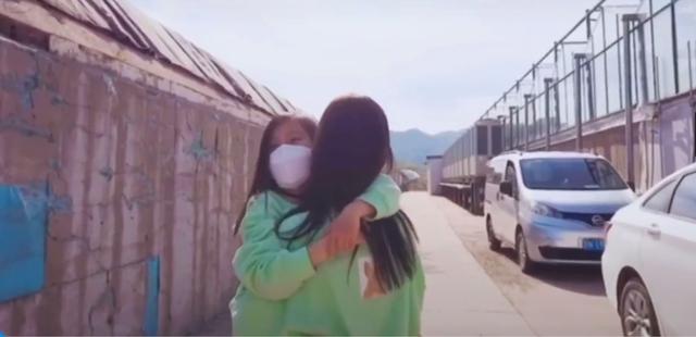 李小璐晒亲子照(李小璐520抱女儿出行)(2)