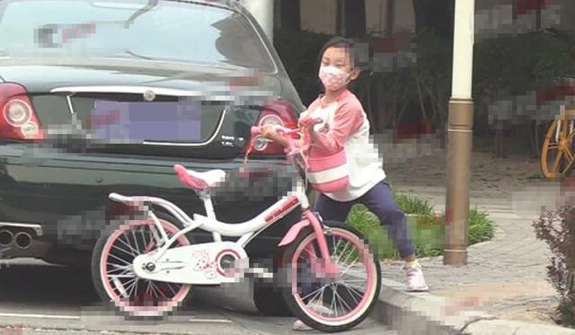 李小璐晒亲子照(李小璐520抱女儿出行)(11)