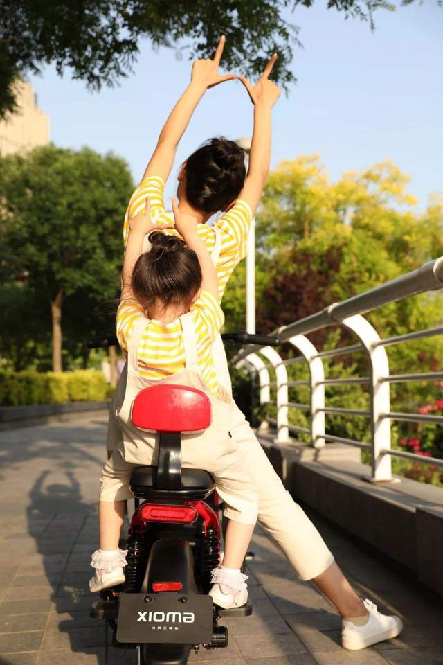 爱玛官网商城全部车型查询(从安全出行层面聊一聊爱玛亲子车)(5)