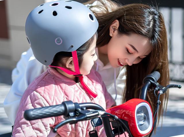 爱玛官网商城全部车型查询(从安全出行层面聊一聊爱玛亲子车)(4)