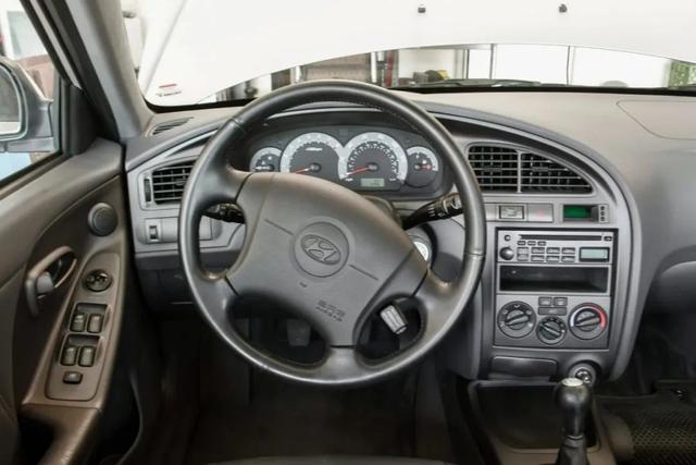 04年的现代伊兰特自动挡（廉价的经济型车竟被当成了收藏品）(14)