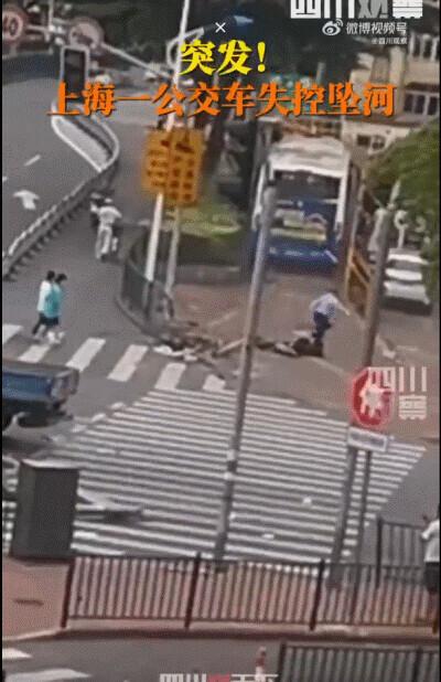 上海公交车坠河事故原因（还原上海公交车坠河现场）(1)