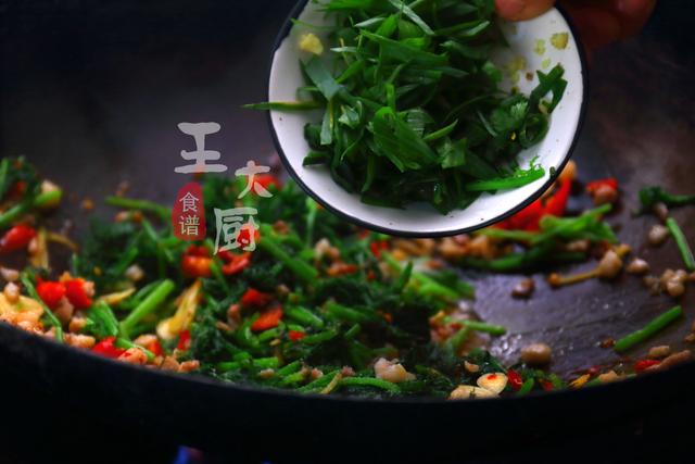 怎样做雪里红炒肉好吃（肉末雪里红的简单做法）(12)