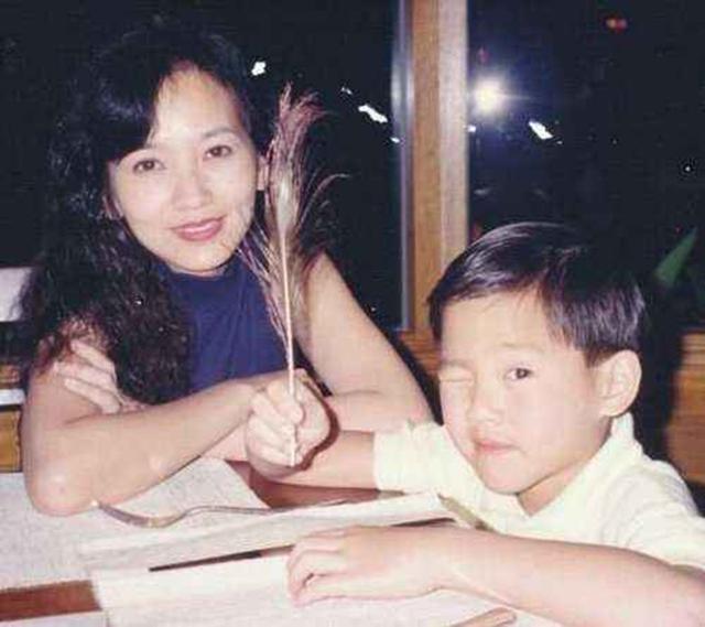 赵雅芝和黄恺杰(赵雅芝与33岁小儿子现身机场)(9)