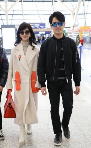 ​赵雅芝和黄恺杰（赵雅芝与33岁小儿子现身机场）